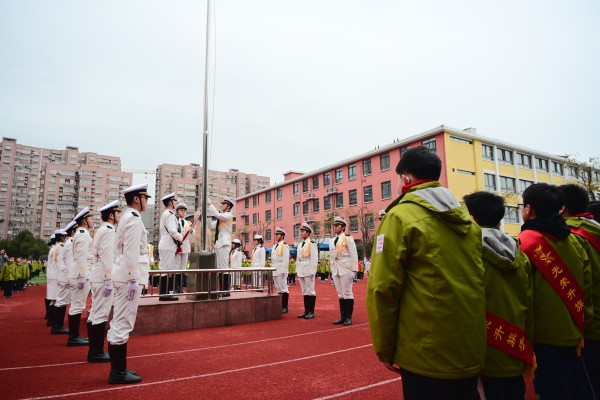 上海海关学院校仪仗队前往御桥小学举行升旗仪式 上海海关学院校团委信管部摄(1).jpg